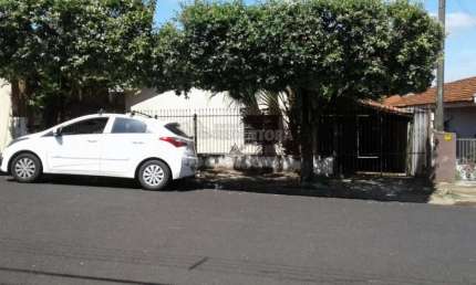 Vila Novaes - 3 Casas em um mesmo lote, sendo 2 nos fundos com 1 dorm cada e 1 na frente com 3 dorms, perto da Philadelpho