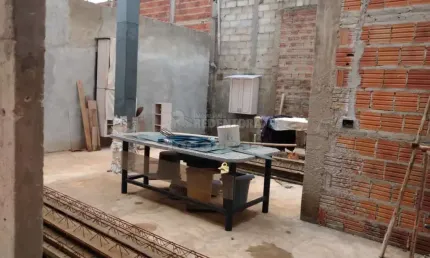 Colina Azul - Casa em construção, para entregar no estado, 2 dorms aptos, sala, coz, 3 wcs, garagens, despensa.