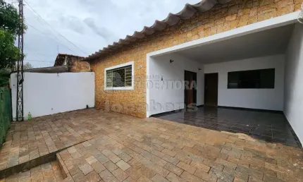 Casa com 4 dormitórios  e 2 vagas de garagem no bairro Jardim Roseiral