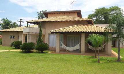 Casa com 04 suítes, aquecimento solar e area gourmet no Condominio Monte Carlo em Guapiaçu/SP.
