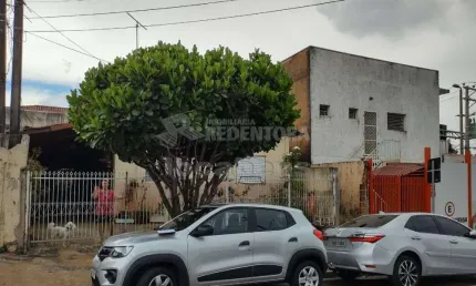 Terreno que possui 3 casas para demolição excelente localização