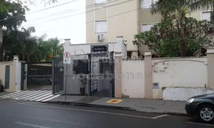 Apto de Cobertura, frente para Represa Municipal, tendo 3 dorms, com 2 vagas, bom para renda já alugado