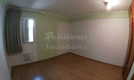 Locação de apartamento duplex localizado no Centro com 2 dormitórios e 1 vaga de garagem.