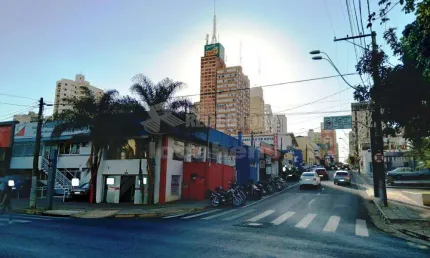 Salão comercial no centro com acessibilidade e sacada.