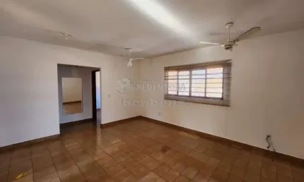 Casa com 02 dormitórios, 04 vagas de garagens no bairro santos dumont.