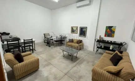 Imóvel comercial, com barracão de pé direito duplo tendo 3.294,81m² de área construída, amplo estacionamento.