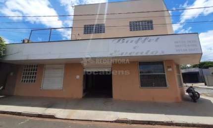 Guapiaçu - Salão comercial com apartamento no piso superior