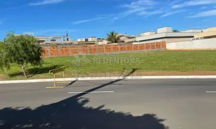Loteamento Recanto do Lago - terreno de esquina em frente a área de lazer e academia, com caída para frente.