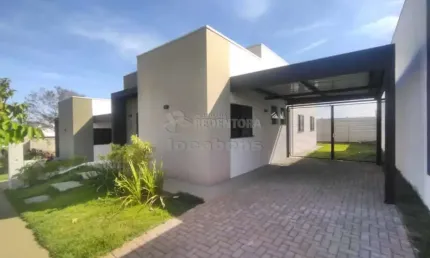 Casa localizada no condominio fenhouse com armário embutido e cozinha planejada integrada.