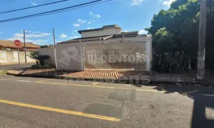Tarraf II - casa com 3 dormitórios, sendo 1 suite, localização privilegiada, rua no meio do bairro, esquina