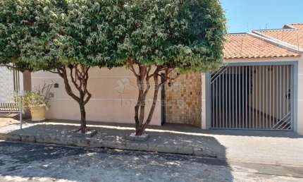Casa / Padrão  À venda com 03 Dormitórios no Residencial Caetano