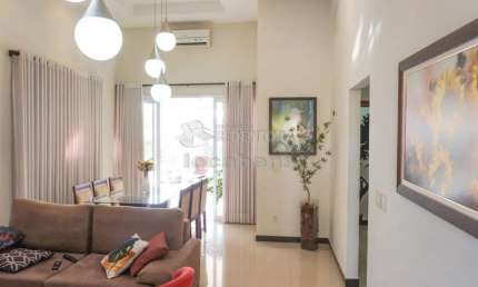 Casa / Condomínio  À venda com 03 Dormitórios no  Residencial Recanto do Lago