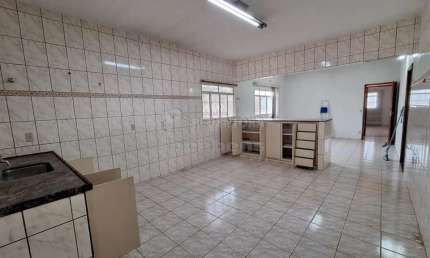 Casa Residencial localizada no bairro Vila Ipiranga com 03 dormitórios e 4 vagas de garagem.