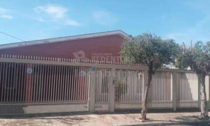 Casa com 3 dormitórios sendo 1 suíte no bairro Santos Dumont
