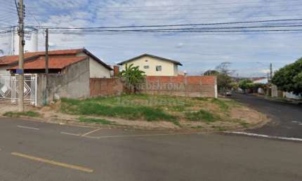 Terreno à Venda de esquina Parque das Aroeiras II com 200 m²