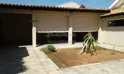 Mansur Daud - Casa em esquina, estado de nova, com 3 dorms, sendo 1 tipo apto