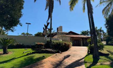 Damha I excelente sobrado com 4 suítes e amplo jardim