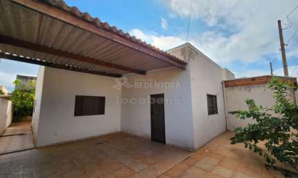 Casa para venda na cidade de Guapiaçu com 3 dormitórios e 2 vagas de garagem coberta.