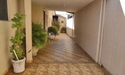 Vila Santo Antônio -   Excelente localização casa com 03 dormitórios