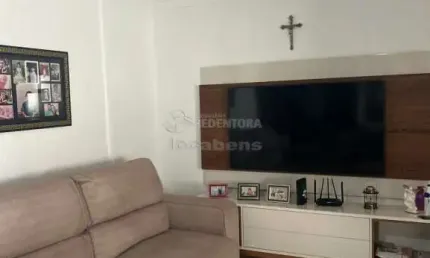 Apartamento de 3 dormitórios com armários no bairro Villa Imperial.