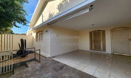 Vila Anchieta casa de 03 dormitórios e 01 vaga de garagem.