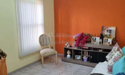 Venda de casa padrão com 3 dormitorios no bairro Vila Santa Tereza.