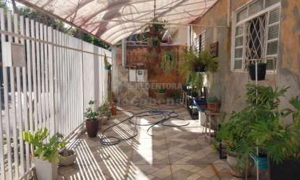 02 Casas sendo 1 térrea Frente e outra fundos sobradinho.