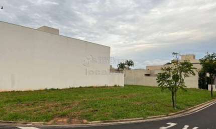 Terreno de esquina frente para área de lazer no Village Damha III