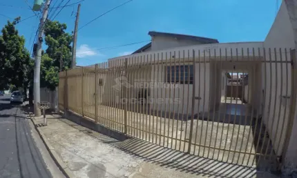 Venda de Casa com Edícula localizada no Bairro Jardim América.