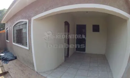 Locação de casa Jardim João Paulo II com 02 quartos e 01 vaga de garagem.