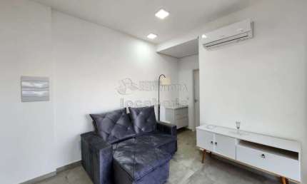 Apartamento com 01 Dormitório, 01 vaga de garagem coberta no bairro Vila São Pedro.