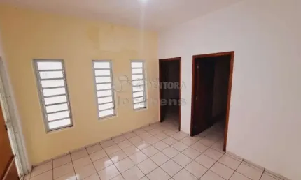 Casa de 03 Dormitórios e 02 garagens /  Bairro São Francisco.
