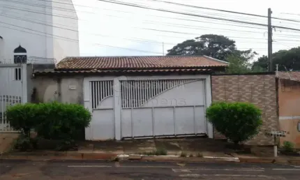 Cidadania - casa em terreno de 200 m² com área construída de 91,99 m², necessitando de reforma