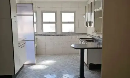Apartamento com 03 dormitórios e 02 vagas de garagem coberta no bairro Vila Imperial