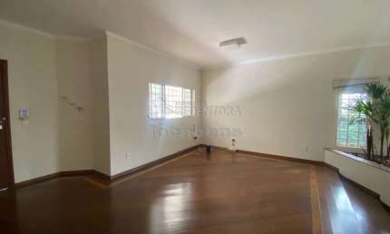 Excelente Casa Residencial para Locação - 3 Dormitórios, Jardim Redentor e 2 vagas de garagens cobertas.