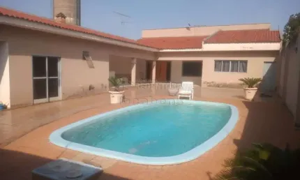Casa no bairro Estância Vila Azul com 03 dormitórios.