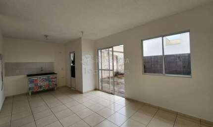 Casa localizada no Residencial Parque da Liberdade II com 2 dormitorios e 2 vagas de garagem.