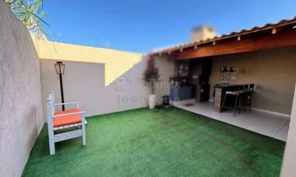 Casa com 02 dormitórios, 01 vaga de garagem no bairro Lago Sul II.