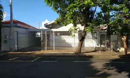 Roseiral - Casa em bom local, Entre José Bonifácio e Major Leo Lerro, com 3 dorms, 3 vagas, varanda e churrasqueira