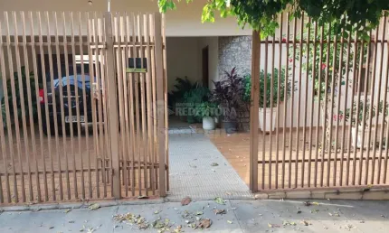 Casa no bairro Cidade Jardim com 03 dormitórios e 02 vagas de garagem.
