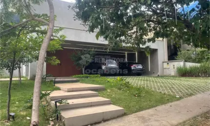 Casa de Alto Padrão com 2 suítes para venda localizada no condomínio Quinta do Golf.