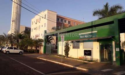 Apartamento térreo mobiliado Rio Reno. Com 2 dormitórios, 01 vaga de garagem.