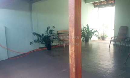 Casa à venda no bairro Vila Elmaz 02 dormitórios, 02 vagas de garagem.