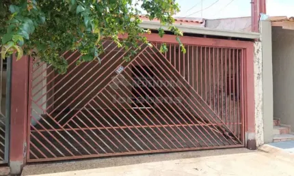 Casa localizada no Parque Estoril com 3 dormitórios e 2 vagas de garagem cobertas.
