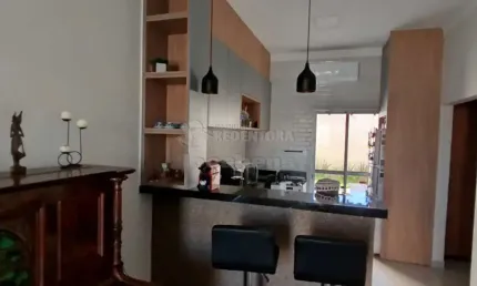 Casa com 02 dormitórios, 02 vagas de garagem no centro.