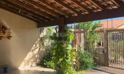 Casa com 03 dormitórios, 02 vagas de garagem no bairro Jardim Maracanã