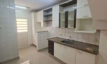 Jardim Tarraf II / Condomínio Residencial Forest Hills - Casa com 03 dormitórios, sendo 01 tipo apartamento