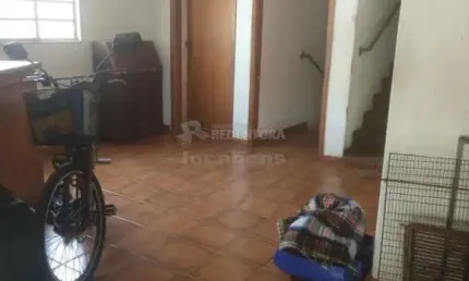Casa localizada no Jardim Aeroporto com 03 dormitórios e 04 vagas de garagem.