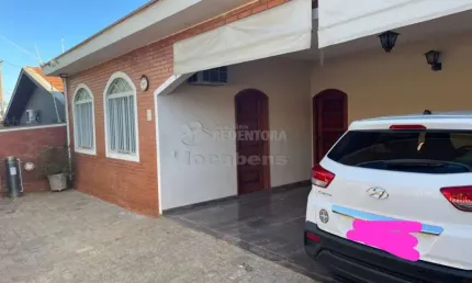 Casa no vila maceno com 03 dormitórios, 02 vagas de garagem.