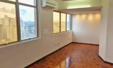 CENTRO - Sala diferenciada, com 100m², toda reformada, acabamento refinado, ar condicionado, andar alto, recepção, sala reunião, sala da diretoria, 1 wc, lavabo, cozinha, luminária, 1 v. garagem cober